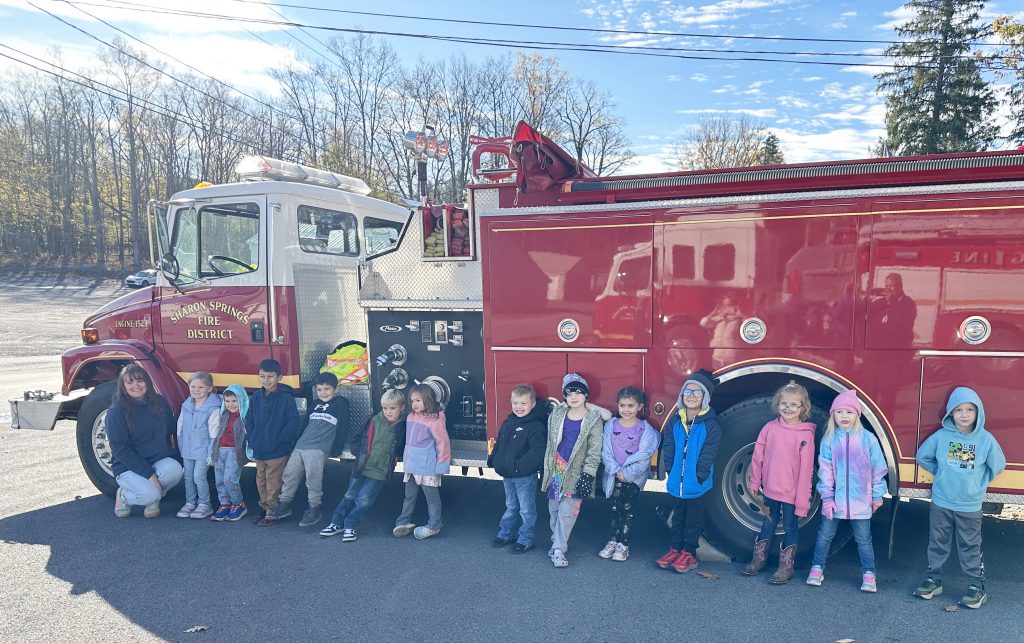 group of Kindergartener in front of a fire truck