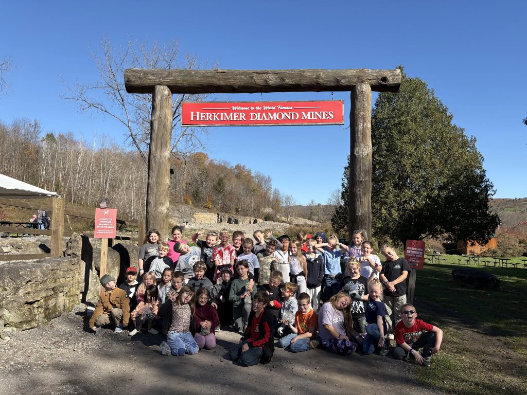 large group of students at the Herkimer Diamond Mines